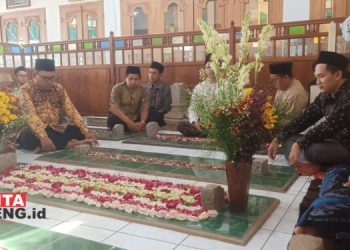 ZIARAH: Civitas akademika IPMAFA Pati ziarah ke makam makam Mbah Sahal Mahfuz dan Bu Nyai Nafisah pada Sabtu, 7 Oktober 2023. (Dok. IPMAFA Pati/Beritajateng.id)