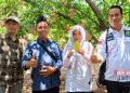 Padmono Wisnugroho Dorong Terwujudnya Wisata Terintegrasi di Welahan Jepara 18 PETIK BUAH: Ketua Fraksi Nasdem DPRD Jepara Padmono Wisnugroho (paling kanan) meninjau lokasi wisata petik buah belimbing di Desa Ketileng, Kecamatan Welahan, Kabupaten Jepara. (Muslichul Basid/Beritajateng.id)