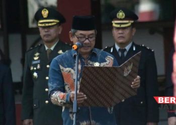 Wakil Ketua DPRD Jepara Pratikno Ajak Masyarakat Tegakkan Ideologi Pancasila 7 IKRAR: Wakil Ketua DPRD Jepara, Pratikno, membacakan ikrar Kesaktian Pancasila dalam upacara yang digelar di Halaman Setda Jepara pada Senin, 2 Oktober 2023. (Dok. DPRD Jepara/Beritajateng.id)