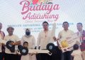 SIG Gandeng Semen Gresik Gelar Retailer Gathering Solo Raya 16 GEMBIRA: Direktur Utama PT Semen Gresik Muchamad Supriyadi (kiri) memberikan hadiah utama kepada para pemenang doorprize pada acara Retailer Gathering untuk wilayah Solo Raya di The Sunan Hotel Solo, Jawa Tengah. (R. Teguh Wibowo/Beritajateng.id)