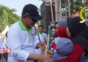 Wakil Ketua DPRD Jepara Pratikno Minta Pasar Murah Tepat Sasaran 4 EMPATI: Wakil Ketua DPRD Jepara, Pratikno memberikan bantuan sembako dalam kegiatan pasar murah di Alun-Alun 1 Jepara, pada Jumat, 13 Oktober 2023. (Muslichul Basid/Beritajateng.id)