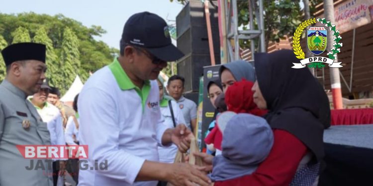 EMPATI: Wakil Ketua DPRD Jepara, Pratikno memberikan bantuan sembako dalam kegiatan pasar murah di Alun-Alun 1 Jepara, pada Jumat, 13 Oktober 2023. (Muslichul Basid/Beritajateng.id)