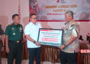 SIMBOLIS: Ketua DPRD Kudus H. Masan, SE., MM serah terima perolehan Bulan Dana PMI Kabupaten Kudus Tahun 2023 dengan Pj Bupati Kudus Bergas Catursasi Penanggungan di Aula PMI Kudus pada Rabu, 1 November 2023. (Ihza Fajar/Beritajateng.id)