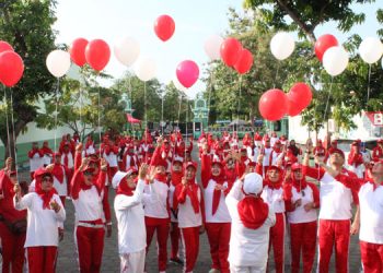 SIMBOLIK: Pelepasan balon sebagai simbol resmi dilantiknya Pengurus Klub Jantung Sehat (KJS) RS Mitra Bangsa Pati, Sabtu, 18 November 2023. (Dok. RS Mitra Bangsa Pati/Lingkarjateng.id)