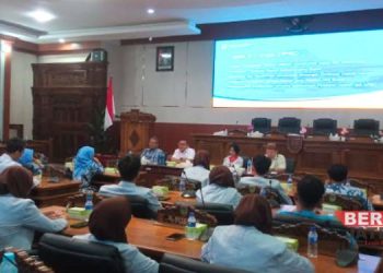 SIMULASI: Kunjungan SMA Negeri 2 Kudus dan SD Widya Kirana di Gedung DPRD Kudus pada Rabu, 1 November 2023 dalam rangka studi parlemen. (Ihza fajar/Beritajateng.id)