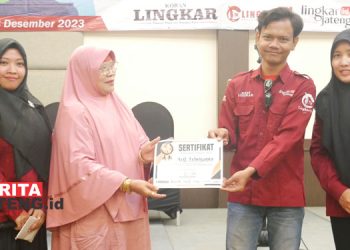 SIMBOLIS: Direktur Utama Lingkar Media Group, Ibu Rumilah (kiri) didampingi Wakil Direktur Utama, Henny Susilowati (kanan), dan Pemimpin Redaksi Koran Lingkar Nailin RA, menyerahkan sertifikat penghargaan karyawan terbaik LMG 2023 kepada Arif Febriyanto pada acara Refleksi Akhir Tahun 2023 LMG di Hotel Solaris, Malang, Jawa Timur pada Sabtu, 23 Desember 2023. (Dok. LMG/Beritajateng.id)