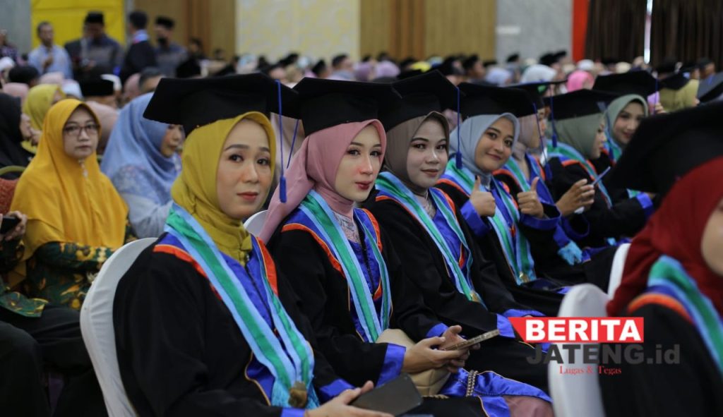 BAHAGIA: Para peserta wisuda IPMAFA di Adelia Ballroom New Merdeka Hotel, Kabupaten Pati pada Sabtu, 16 Desember 2023. (Dok.IPMAFA Pati/Beritajateng.id)
