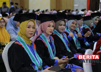 BAHAGIA: Para peserta wisuda IPMAFA di Adelia Ballroom New Merdeka Hotel, Kabupaten Pati pada Sabtu, 16 Desember 2023. (Dok.IPMAFA Pati/Beritajateng.id)