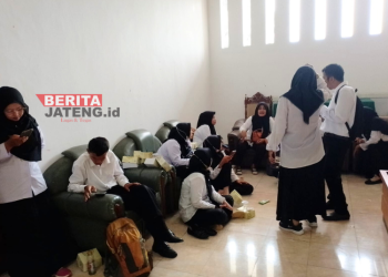 MINTA KEJELASAN: Puluhan Guru Tidak Tetap (GTT) saat mendatangi Ruang Banggar DPRD Pati, Jumat, 26 Januari 2024. (Arif Febriyanto/Beritajateng.id)