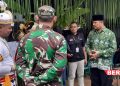 MONITORING: Camat Dukuhseti Kabupaten Pati Agus Sunarko, S.STP., MSI. (berbatik hijau) saat meninjau TPS 007 Desa/Kecamatan Dukuhseti, Kabupaten Pati pada Rabu, 14 Februari 2024. (Dok. Lingkar Media Group/Beritajateng.id)