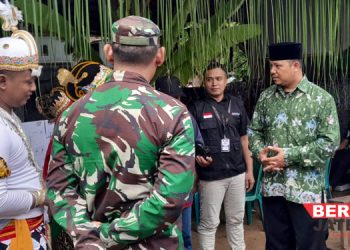 MONITORING: Camat Dukuhseti Kabupaten Pati Agus Sunarko, S.STP., MSI. (berbatik hijau) saat meninjau TPS 007 Desa/Kecamatan Dukuhseti, Kabupaten Pati pada Rabu, 14 Februari 2024. (Dok. Lingkar Media Group/Beritajateng.id)