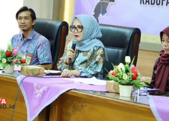 Diskominfo Kudus Komitmen Tingkatkan Pelayanan Informasi Publik 10 MEMAPARKAN MATERI: Kepala Diskominfo Kudus, Dwi Yusi Sasepti (tengah), memaparkan rencana kerja tahun 2025 dalam Forum Perangkat Daerah Pemerintah Kabupaten Kuduus membahas Rancangan Awal (Ranwal) Rencana Kerja (Renja) Kerja Tahun 2025 pada Selasa, 27 Februari 2024. (Diskominfo Kudus/Beritajateng.id)