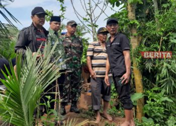 GERAK CEPAT: Camat Dukuhseti Agus Sunarko, S.STP., M.SI. bersama pihak dari BBWS Pemali Juana meninjau tanggul yang jebol dan mengestimasi penanganan banjir, pada Rabu, 14 Februari 2024. (Dok. Pribadi/Beritajateng.id)