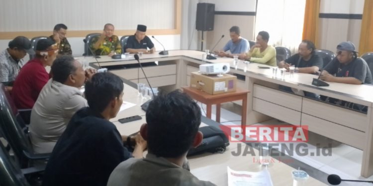 Geruduk Disdikbud, Warga Pertanyakan Dugaan Pungli SMPN di Pati