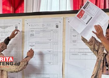 HITUNG SUARA: Dua orang petugas KPPS menghitung perolehan suara Pilpres 2024 di TPS 053 di Jalan Kebagusan IV Dalam, Kelurahan Kebagusan, Kecamatan Pasar Minggu, Jakarta Selatan, Jakarta, Rabu, 14 Februari 2024. (Antara/Beritajateng.id)