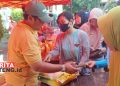 Pasar Pangan Murah di Kendal Bantu Warga Penuhi Kebutuhan Sembako Jelang Ramadhan 15 JUAL BELI: Warga Kendal tampak antre membeli beras murah di pasar pangan murah yang diselenggarakan Dispertan Kendal pada Rabu, 6 Maret 2024. (Robison/Beritajateng.id)