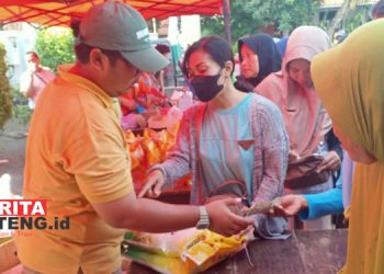 JUAL BELI: Warga Kendal tampak antre membeli beras murah di pasar pangan murah yang diselenggarakan Dispertan Kendal pada Rabu, 6 Maret 2024. (Robison/Beritajateng.id)