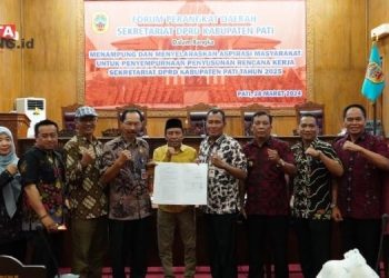 FOTO BERSAMA: Ketua Komisi A Dewan Perwakilan Rakyat Daerah (DPRD) Kabupaten Pati, Bambang Susilo (keenam dari kiri) foto bersama jajaran usai Forum Perangkat Daerah Sekretariat DPRD Pati di Gedung DPRD Pati pada Kamis, 28 Maret 2024. (Arif Febriyanto/Beritajateng.id)