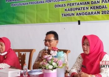 MENERANGKAN: Dispertan Kendal Ngadimin mensosialisasikan Penyusunan  Programa Penyuluhan Pertanian, di BPP Kecamatan Pegandon Kendal pada Kamis, 7 Maret 2024. (Robison/Beritajateng.id)