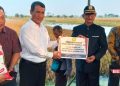 Tinjau Sawah Terdampak Banjir di Kendal, Mentan Amran Kirim Pompa hingga Benih 17 SIMBOLIS: Menteri Pertanian RI Andi Amran Sulaiman (baju putih) menyerahkan bantuan pertanian melalui Sekda kendal Sugiono yang akan diberikan kepada petani di Desa Turunrejo, Kecamatan Brangsong, Kabupaten Kendal, Jumat, 22 Maret 2024. (Arvian Maulana/Beritajateng.id)