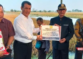 SIMBOLIS: Menteri Pertanian RI Andi Amran Sulaiman (baju putih) menyerahkan bantuan pertanian melalui Sekda kendal Sugiono yang akan diberikan kepada petani di Desa Turunrejo, Kecamatan Brangsong, Kabupaten Kendal, Jumat, 22 Maret 2024. (Arvian Maulana/Beritajateng.id)