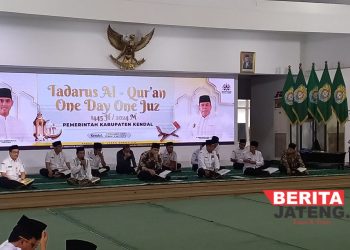 TADARUS: Bupati Kendal, Dico M. Ganinduto bersama OPD Pemkab Kendal melaksanakan tadarus Al-Quran pada Ramadhan 1445 Hijriah. (Arvian Maulana/Beritajateng.id)