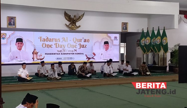 Tadarus Al-Quran One Day One Juz, Pemkab Kendal Ajak OPD Perbanyak Amalan Bulan Ramadhan 1 TADARUS: Bupati Kendal, Dico M. Ganinduto bersama OPD Pemkab Kendal melaksanakan tadarus Al-Quran pada Ramadhan 1445 Hijriah. (Arvian Maulana/Beritajateng.id)