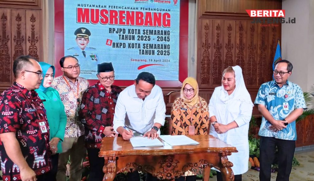 SIMBOLIS: Wali Kota Semarang, Hevearita Gunaryanti Rahayu (kedua dari kanan), menandatangani hasil Musrenbang RPJPD Kota Semarang 2025-2045 dan Musrenbang 2025 di Balai Kota Semarang, Jumat, 19 April 2024. (Pemkot Samarang/Beritajateng.id)
