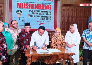 SIMBOLIS: Wali Kota Semarang, Hevearita Gunaryanti Rahayu (kedua dari kanan), menandatangani hasil Musrenbang RPJPD Kota Semarang 2025-2045 dan Musrenbang 2025 di Balai Kota Semarang, Jumat, 19 April 2024. (Pemkot Samarang/Beritajateng.id)