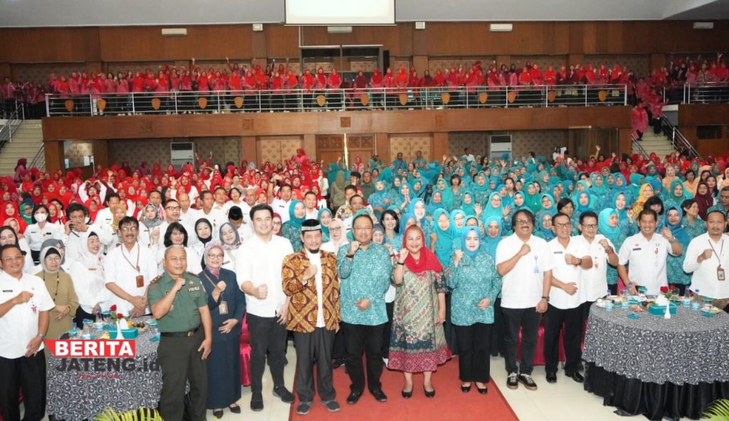 HALAL BIHALAL: Wali Kota Semarang, Hevearita Gunaryanti Rahayu saat menghadiri halal bihalal Pemberdayaan Kesejahteraan Keluarga (PKK) dan Dewan Kerajinan Nasional Daerah (Dekranasda) Kota Semarang di Balairung Universitas PGRI Semarang, Rabu, 24 April 2024. (Pemkot Semarang/Beritajateng.id)