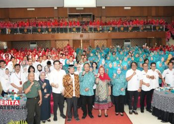 HALAL BIHALAL: Wali Kota Semarang, Hevearita Gunaryanti Rahayu saat menghadiri halal bihalal Pemberdayaan Kesejahteraan Keluarga (PKK) dan Dewan Kerajinan Nasional Daerah (Dekranasda) Kota Semarang di Balairung Universitas PGRI Semarang, Rabu, 24 April 2024. (Pemkot Semarang/Beritajateng.id)