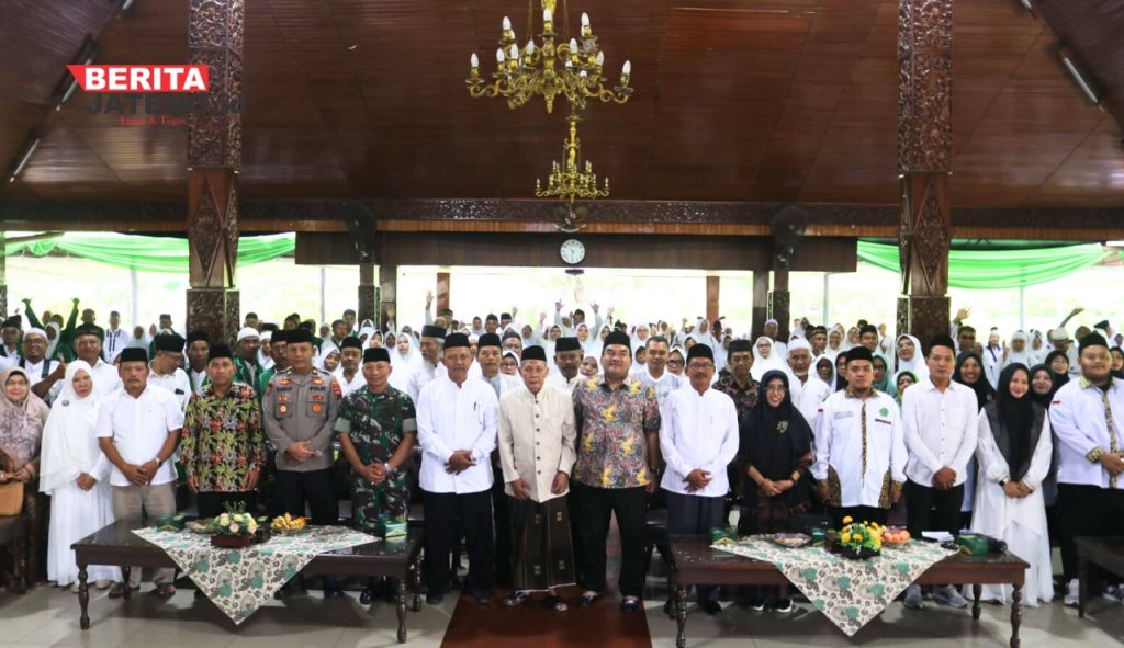 SEREMONI: Bupati Blora, Arief Rohman, membuka kegiatan manasik haji pada Sabtu, 27 April 2024. (Prokompim Blora/Beritajateng.id)