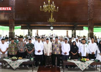 SEREMONI: Bupati Blora, Arief Rohman, membuka kegiatan manasik haji pada Sabtu, 27 April 2024. (Prokompim Blora/Beritajateng.id)