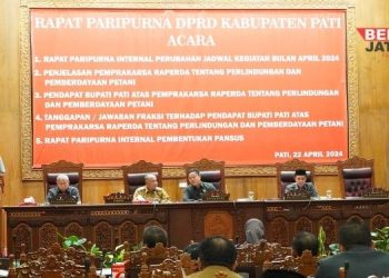 RAPAT PARIPURNA: Dewan Perwakilan Rakyat Daerah (DPRD) Kabupaten Pati bersama eksekutif dalam rapat paripurna kelanjutan Raperda Pertanian, Senin 22 April 2024. (Arif Febriyanto/Beritajateng.id)