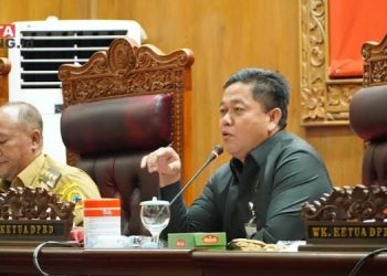 PIMPIN RAPAT: Ketua DPRD Pati, Ali Badrudin, memimpin rapat paripurna Rancangan Peraturan Daerah (Raperda) tentang Perlindungan dan Pemberdayaan Petani pada Senin, 22 April 2024. (Humas DPRD Pati/Beritajateng.id)