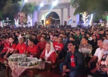 NOBAR: Wali Kota Semarang, Hevearita Gunaryanti Rahayu, ikut meramaikan nonton bareng Piala Asia U-23 Indonesia Vs Korea Selatan di halaman Balai Kota Semarang, Jumat, 25 April 2024 malam. (Pemkot Semarang/Beritajateng.id)