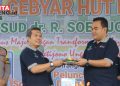 Genap Berusia 74 Tahun, RSUD Soetijono Blora Kini Miliki 6 Inovasi Layanan Kesehatan  16 SIMBOLIS: Bupati Blora Arief Rohman (kanan) saat ikut merayakan HUT ke-74 RSUD dr. R. Soetijono Blora. (Prokompim Blora/Beritajateng.id)