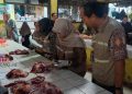 Jajaran Dinas Pertanian dan Pangan Kendal saat melakukan sidak pedagang daging di Pasar Tradisional Sukorejo, Selasa, 2 April 2024. (Arvian Maulana/Lingkarjateng.id)