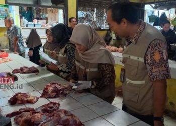 Jajaran Dinas Pertanian dan Pangan Kendal saat melakukan sidak pedagang daging di Pasar Tradisional Sukorejo, Selasa, 2 April 2024. (Arvian Maulana/Lingkarjateng.id)