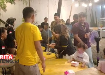 HALAL BIHALAL: Puskom Pati dalam agenda konsolidasi dan halal bihalal di Paragraf Cafe, Sidokerto, Kabupaten Pati, Sabtu, 13 April 2024 malam. (Arif Febriyanto/Beritajateng.id)