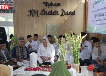 DOA BERSAMA: Wali Kota Semarang, Hevearita Gunaryanti Rahayu saat menghadiri Maulidurrasul dan Haul ke-123 KH Sholeh Darat di kompleks Taman Pemakaman Umum (TPU) Bergota, Kelurahan Randusari, Kecamatan Semarang Selatan, Kota Semarang beberapa waktu lalu. (Pemkot Semarang/Beritajateng.id)