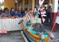 Muntamah Nilai Sedekah Laut di Desa Sambiroto Pati Bentuk Pelestarian Budaya  17 SEDEKAH LAUT: Masyarakat nelayan Desa Sambiroto, Kecamatan Tayu, Kabupaten Pati menyiapkan miniatur kapal berisi kepala kerbau yang akan dilarung ke laut dalam prosesi sedekah laut pada sabtu, 20 Maret 2024. (Arif Febriyanto/Beritajateng.id)