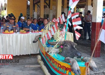 SEDEKAH LAUT: Masyarakat nelayan Desa Sambiroto, Kecamatan Tayu, Kabupaten Pati menyiapkan miniatur kapal berisi kepala kerbau yang akan dilarung ke laut dalam prosesi sedekah laut pada sabtu, 20 Maret 2024. (Arif Febriyanto/Beritajateng.id)