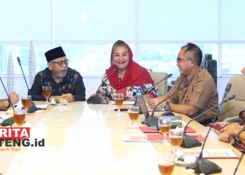DISKUSI: Wali Kota Semarang, Hevearita Gunaryanti Rahayu (Tengah) dalam acara Forum Group Discussion tentang pengelolaan sampah di Kota Semarang yang diselenggarakan Dewan Pertimbangan Pembangunan Kota (DP2K) Semarang bersama Pemkot Semarang, Senin, 22 April 2024. (Pemkot Semarang/Beritajateng.id)