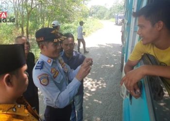 RAZIA: Kepala Dinas Perhubungan (Dishub) Kabupaten Pati Teguh Widiyatmoko bersama Camat Dukuhseti Agus Sunarko dan perwakilan warga Dukuhseti ikut memantau razia truk ODOL di Jalan Tayu-Puncel, Kecamatan Dukuhseti, Kabupaten Pati, Jumat, 5 April 2024. (Dok. Lingkar/Beritajateng.id)