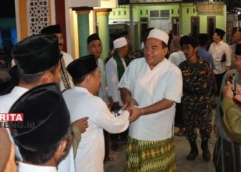 DISAMBUT WARGA: Bupati Blora, Arief Rohman, tiba di Masjid Baitussalam Desa Biting, Kecamatan Sambong pada Minggu, 31 Maret 2024. (Dok. Prokompim Blora/Beritajateng.id)