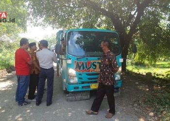RAZIA: Jajaran Dinas Perhubungan (Dishub) Kabupaten Pati bersama Camat Dukuhseti Agus Sunarko saat ikut memantau kendaraan tambang truk ODOL yang melintas di Jalan Tayu-Puncel Kecamatan Dukuhseti, Kabupaten Pati, Jumat, 5 April 2024. (Dok. Lingkar/Beritajateng.id)