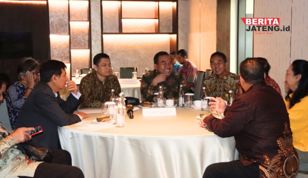 RAKOR: Bupati Blora, Arief Rohman, rapat koordinasi bersama Kementerian Koordinator Perekonomian fan sejumlah guru besar Universitas Negeri Semarang Jumat, 26 April 2024. (Prokompim Blora/Beritajateng.id)