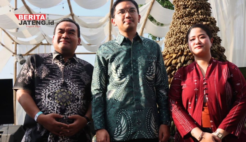 FOTO BERSAMA: Bupati Blora Arief Rohman (kiri) bersama KGPAA Mangkunegara X, Bhre Cakrahutomo Wira Sudjiwo (tengah) foto bersama saat menghadiri acara Mangkunegaran Makan-Makan, Surakarta, Senin, 29 April 2024. (Prokompim Blora/Beritajateng.id)