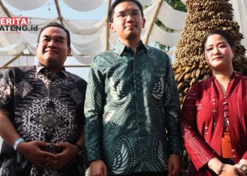 FOTO BERSAMA: Bupati Blora Arief Rohman (kiri) bersama KGPAA Mangkunegara X, Bhre Cakrahutomo Wira Sudjiwo (tengah) foto bersama saat menghadiri acara Mangkunegaran Makan-Makan, Surakarta, Senin, 29 April 2024. (Prokompim Blora/Beritajateng.id)